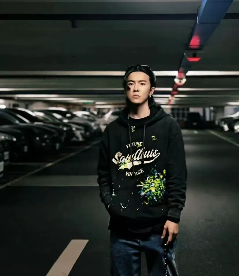 Style No. S115 P💰300 (450g version) SSSAINT LOUIS retro washed college style fluorescent ink splash hoodie. Washed black, made of 450g dense cotton fabric. Washing process, loose fit. Same style for men and women. Size: S-XL.